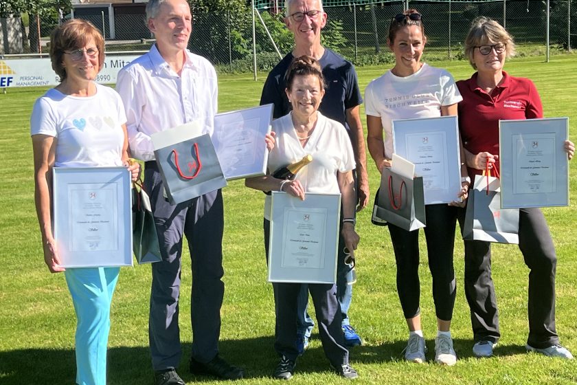Gemeindeehrennadel in Silber für Sabine Freydag und Caterina Simon